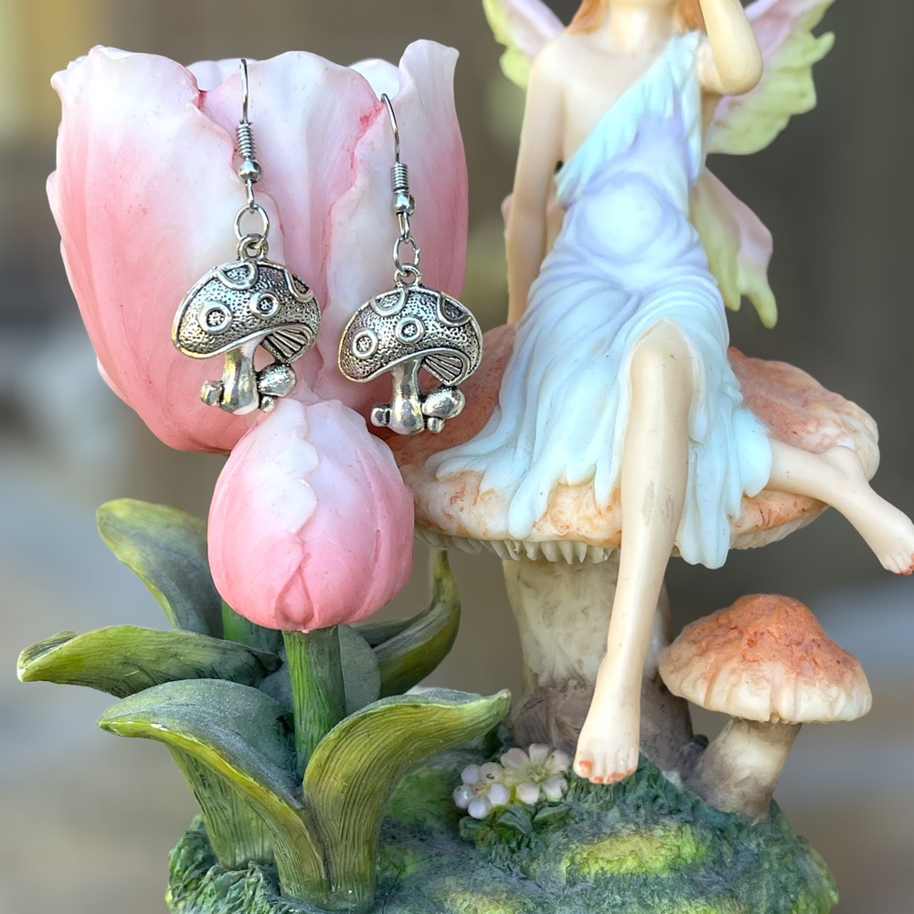 Beautiful silver mushroom charm dangle earrings - Picture 3 of 5
